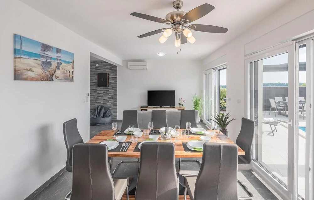 Nice Home in Medulin With Wifi and 5 Bedrooms