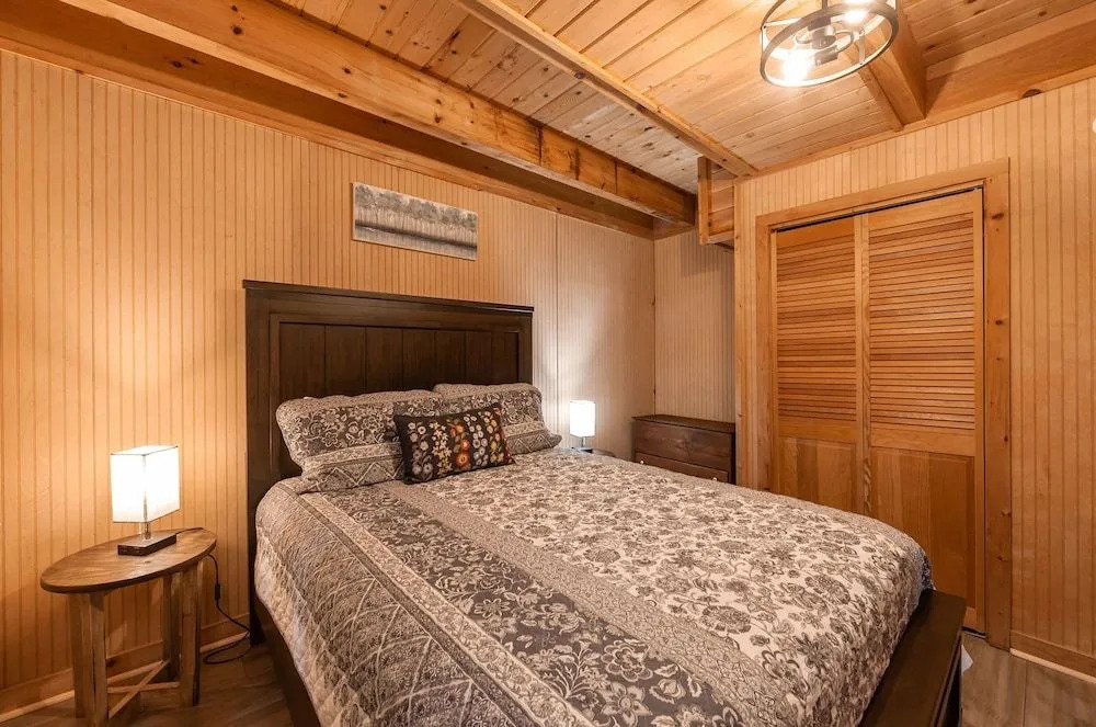 Pappy's Peak 2 Bedroom Cabin by RedAwning