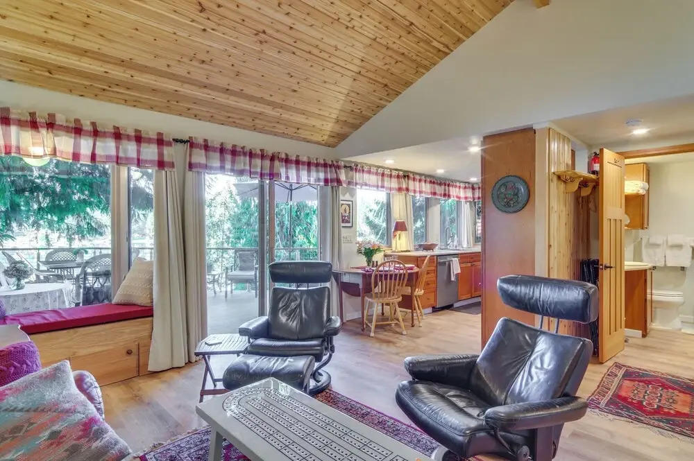Lakefront Snohomish Cottage w/ Private Dock!