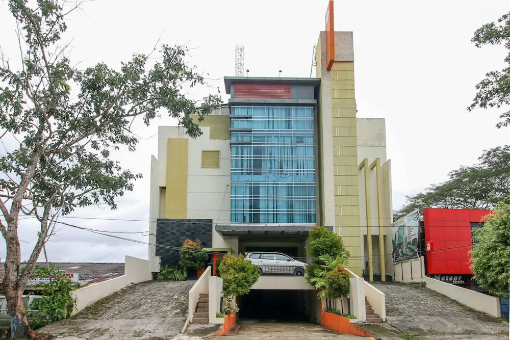 RedDoorz Plus near Hotel Benua Kendari