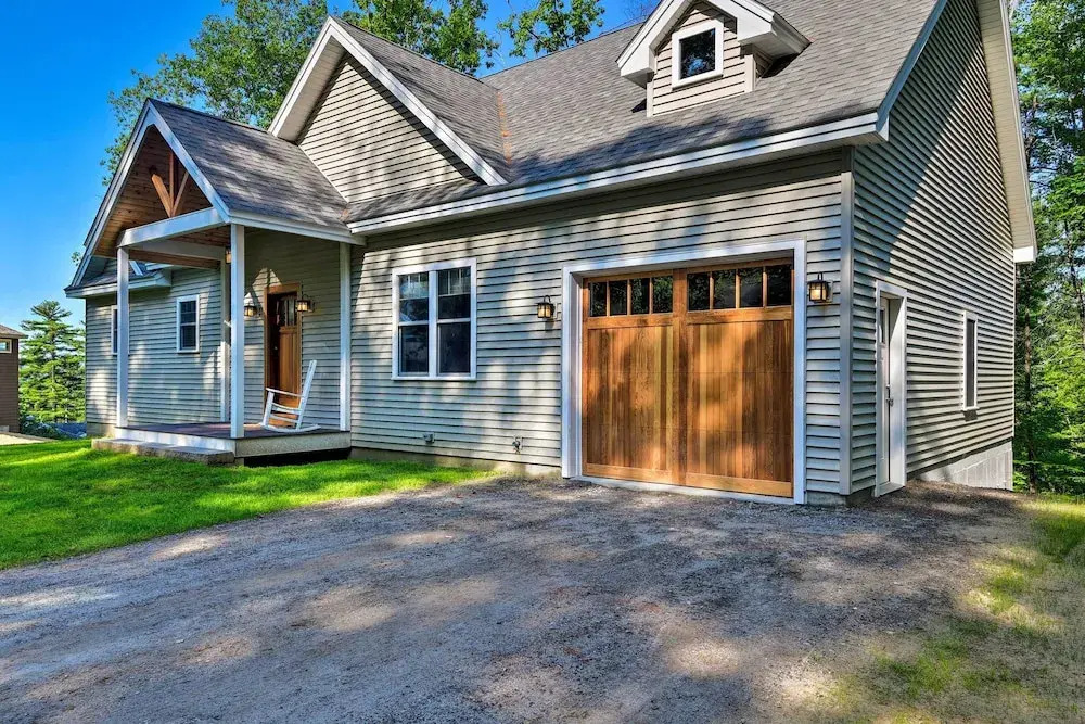 Covered Deck, Grill & Game Room: Gilford House!