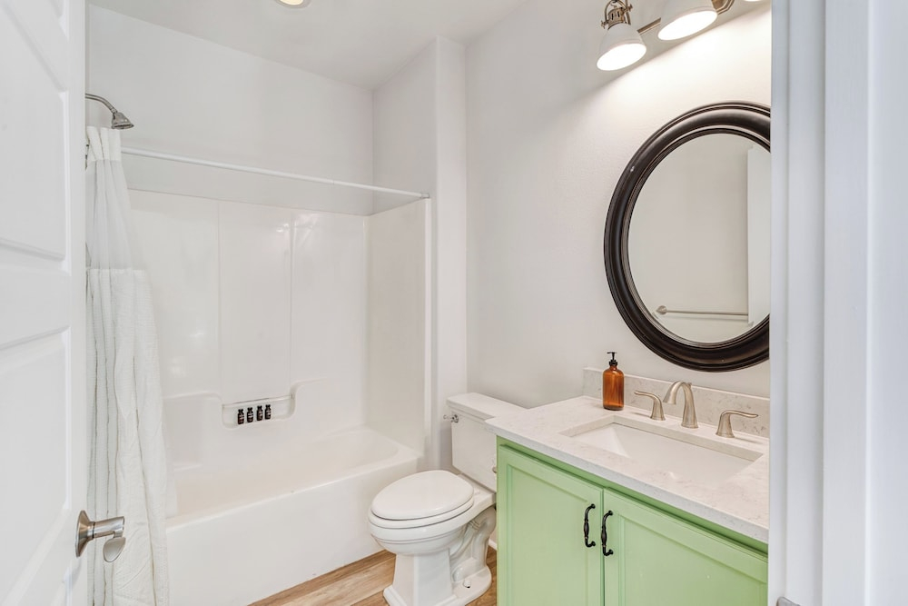Sleeps 20, Private Pool, Putting Green, Walk to Beach Vitamin Sea by Avantstay