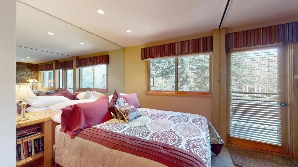 Laurelwood Condominiums Studio Premier Unit 307