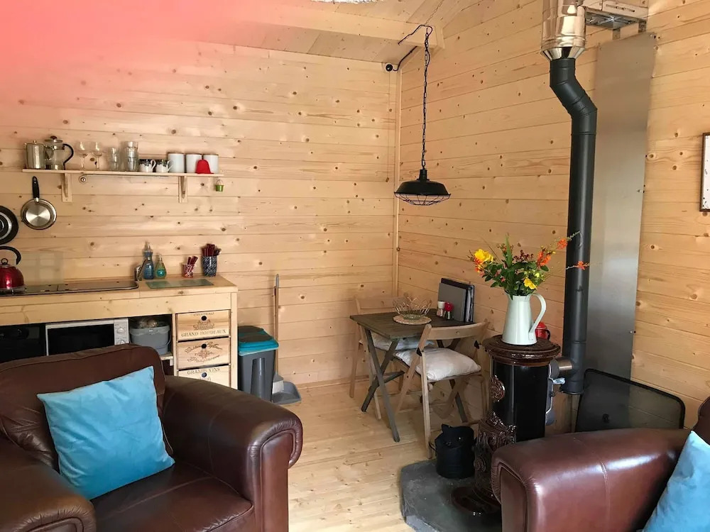 Off Grid Cabin Sleeps 2 Pets Ok 20 min to Dunoon