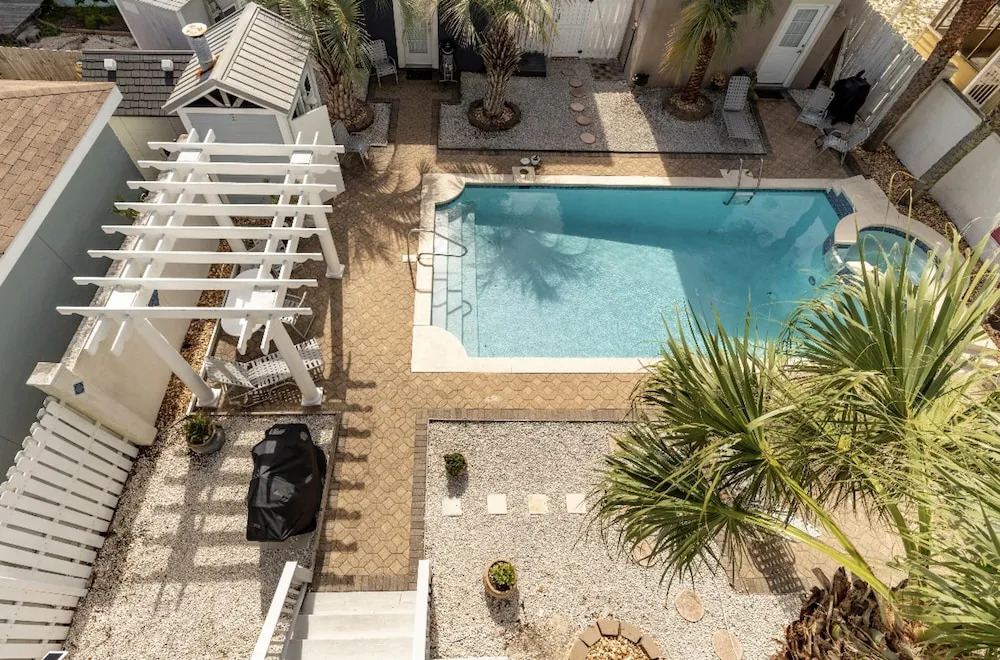 Modern Poolside Villa-steps to Beach
