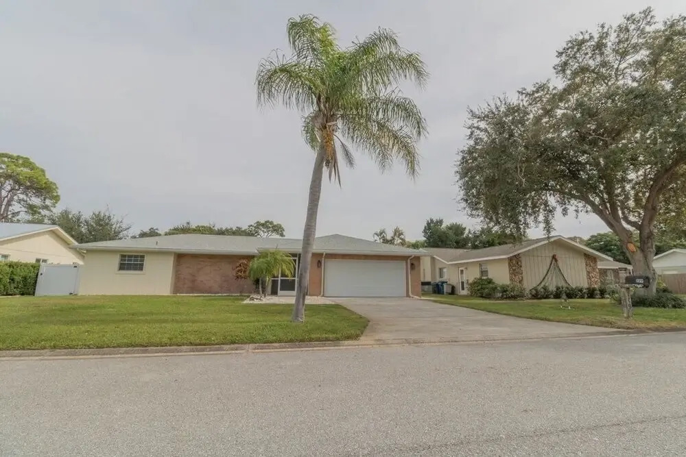 Sea Salt Retreat Pool Home 5 Miles From The Beach 3 Bedroom Home by Redawning