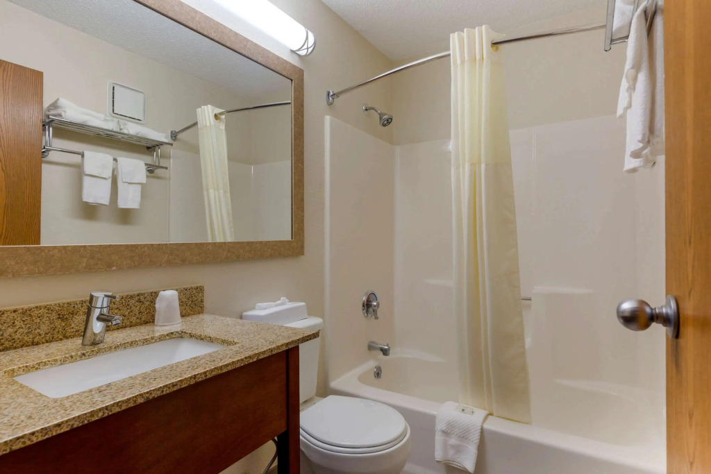 Quality Inn Lee - Lenox South