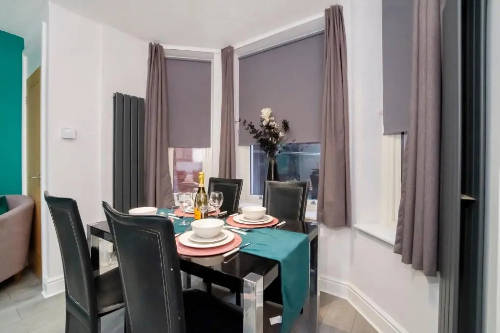 Apartment 1 the Keyes- Stylish & Spacious Apartment with Free Parking