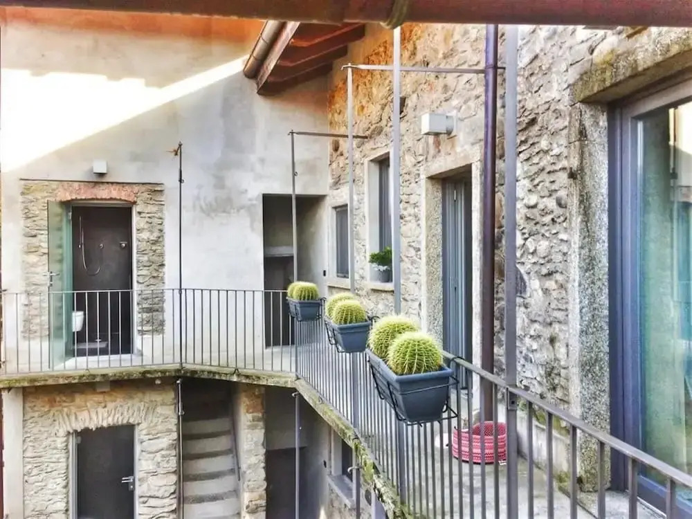 Tra Sassi Stelle apt in a Lake View Stone House