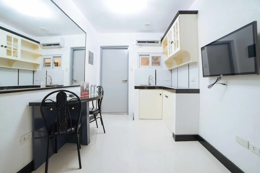 RedDoorz @ Colorado Street Angeles City