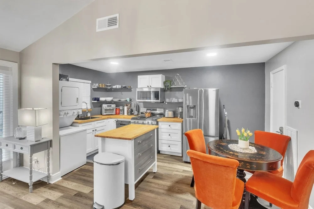 Comfy Apt 4 In Historic Museum District 1 Bedroom Duplex