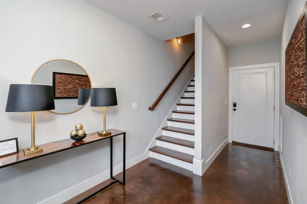 Skyline View - High-End Home, 2 Vibrant Districts by RedAwning
