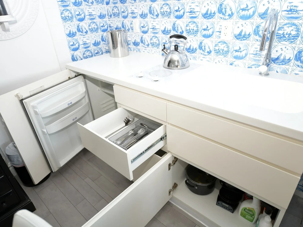 Miami World Rental - Mondrian 821