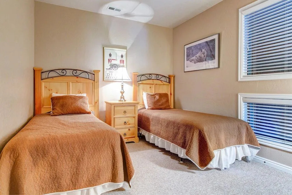 3BR 2BA Cozy Park City Condo by RedAwning
