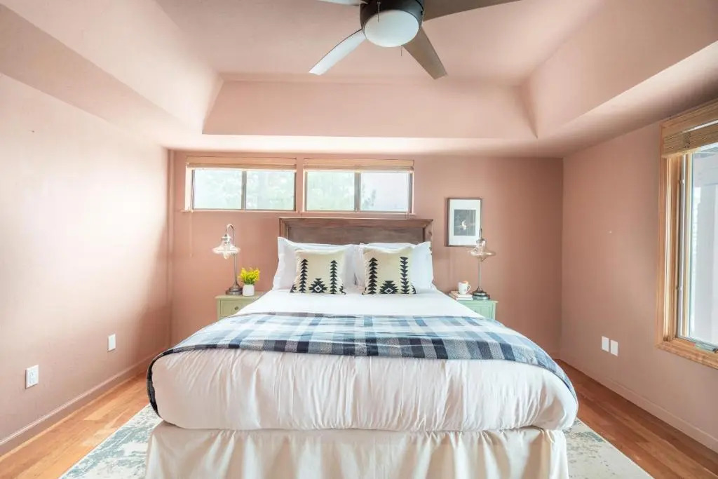 Juniper by Avantstay Incredible Mountainside Home w/ Incredible Lake Views!