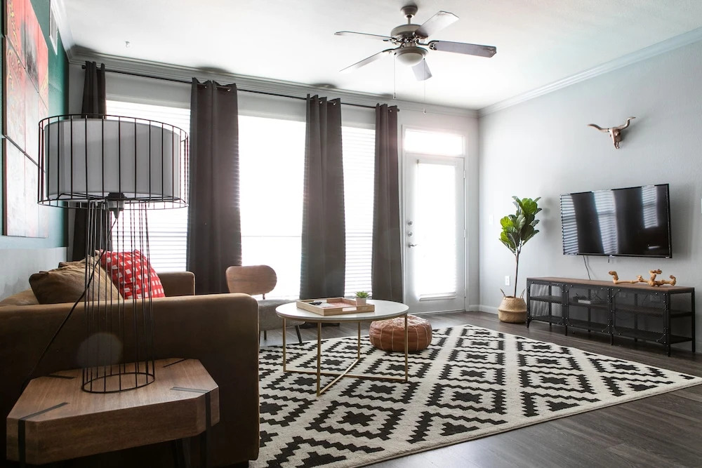 WanderJaunt - Luxe Downtown Austin Apts