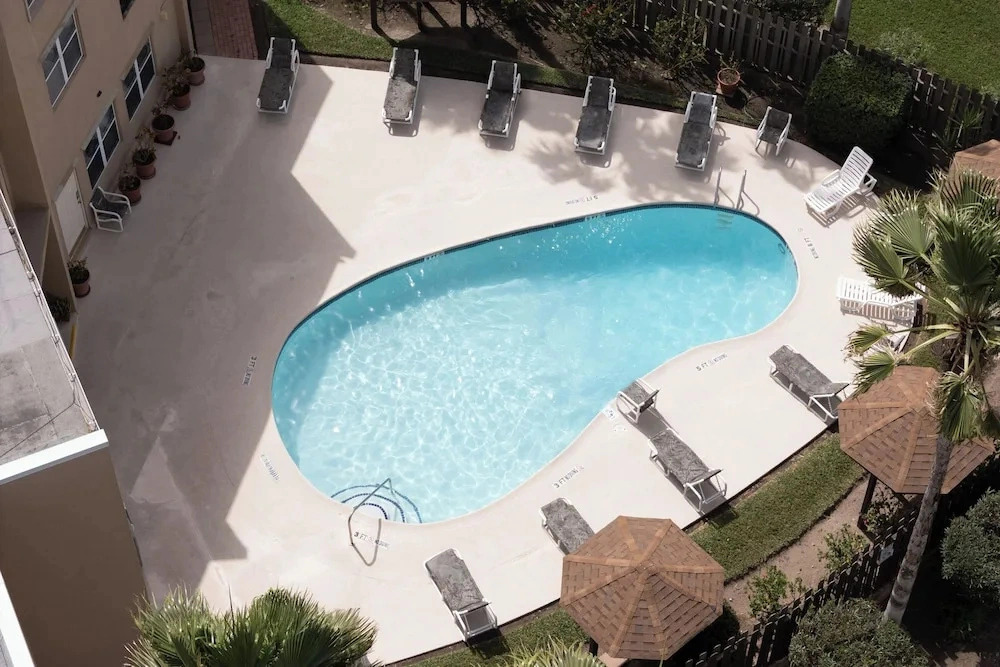 Steps From Beach, Condo With Pool and Hot Tub