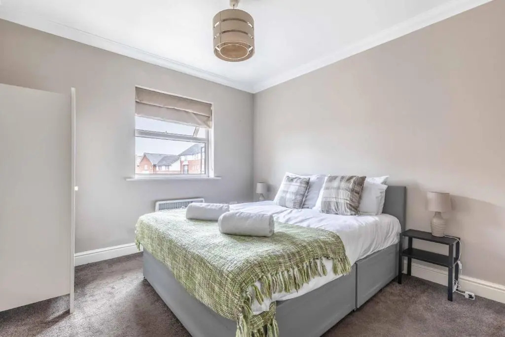 LUXURY HOME - CENTRAL WINDSOR, GATED PARKING - By Tempstay
