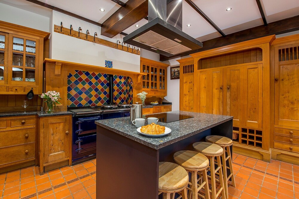 Holiday Home in Llangunnor With Pool, No Deposit