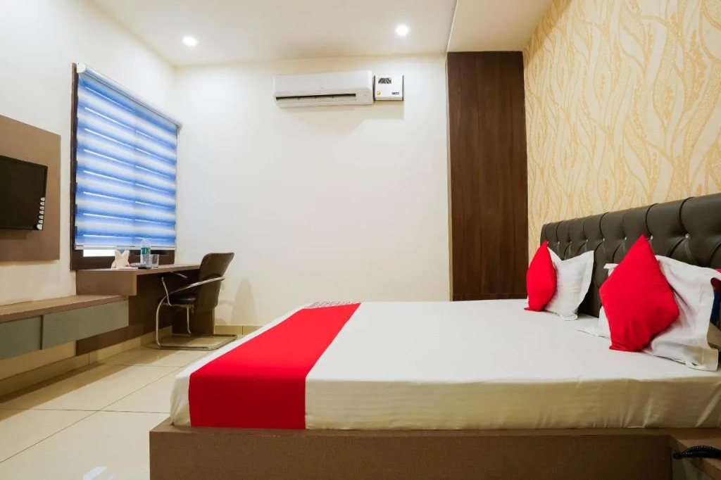 Pop 91505 Airport Hotel