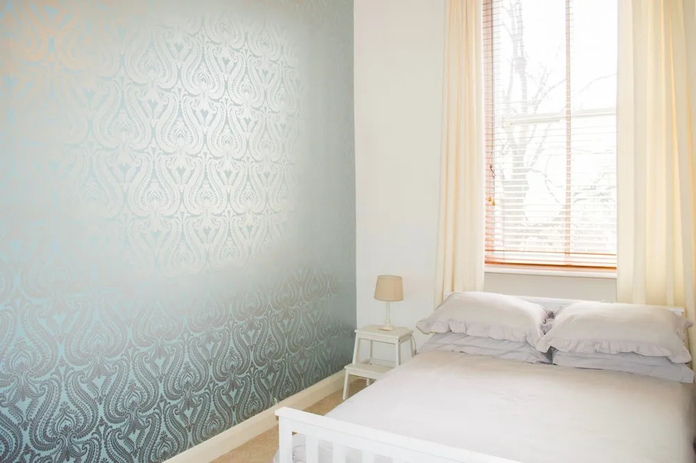 Traditional 2 Bedroom Home in Edinburgh