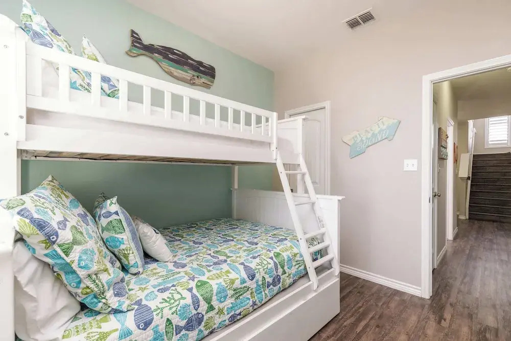 Fun 4 Bedroom Resort Pool Sleeps 12