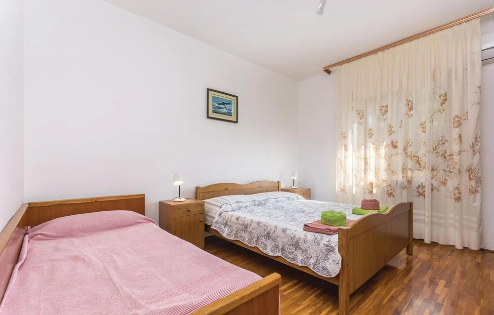 Beautiful Home in Lovrecica With Wifi and 2 Bedrooms
