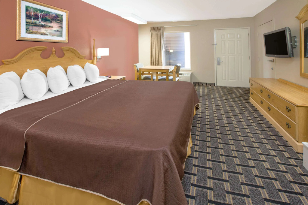 Days Inn & Suites by Wyndham Pine Bluff