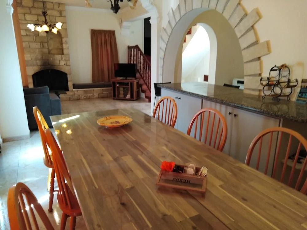 Lovely 7 Bedroom Villa !!