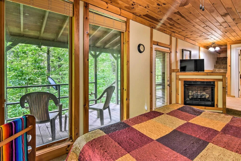 Robbinsville Cabin w/ Deck: 3 Mi to Fontana Lake!