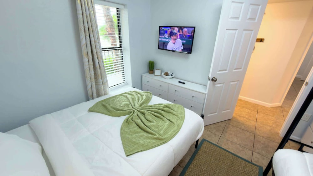 Sleeps 10 Direct Beach Heated Pool