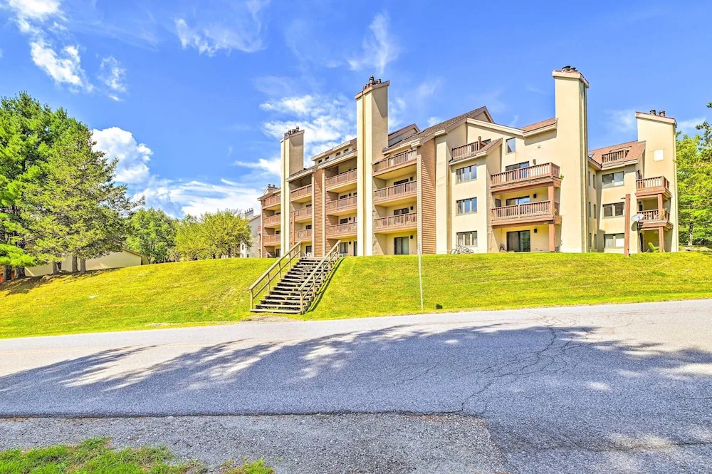 Snow Mountain Condo: Hot Tub + Shuttle to Resort