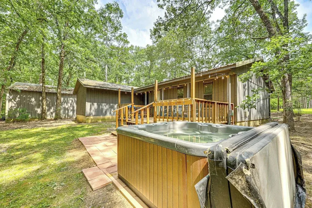 < 3 Mi to Broken Bow Lake: Hot Tub Haven!