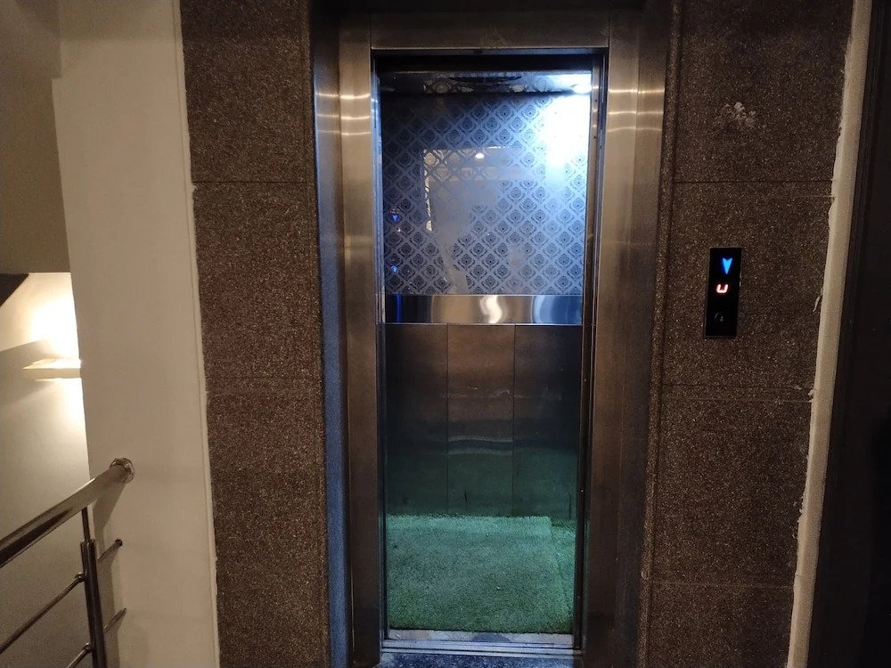 Lime Tree Hotel - Near Medanta Hospital