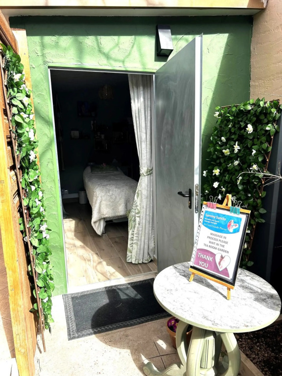 Self Catering Garden Apartment with a Private Garden and Shared Pool