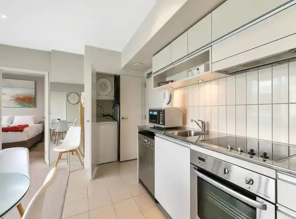Beautiful 2BR - Pool, Gym & Parking Zodiak Stays