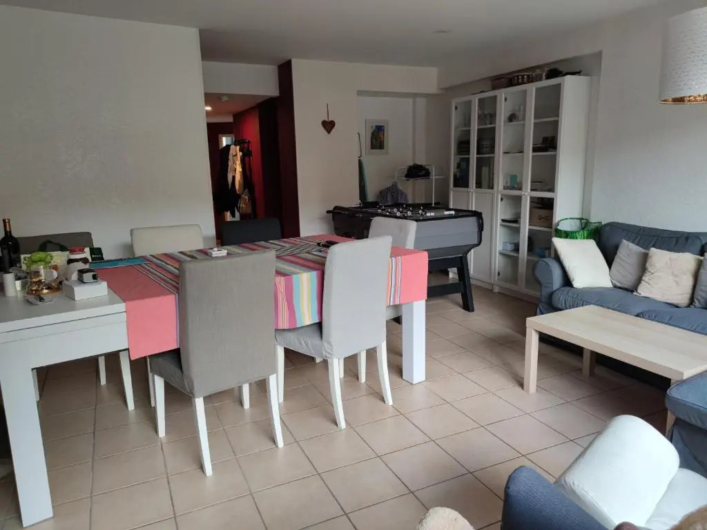Agréable maison de ville climatisée avec billard, babyfoot, PS4, terrasse privée