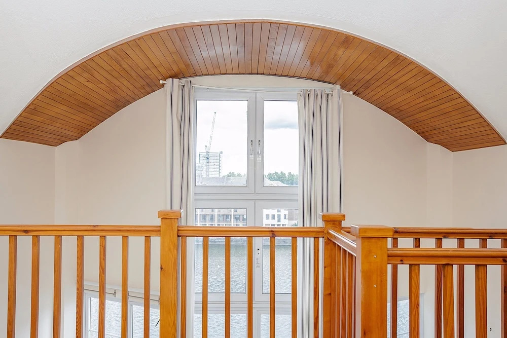 A Bright Top Floor Maisonette Along The Quays