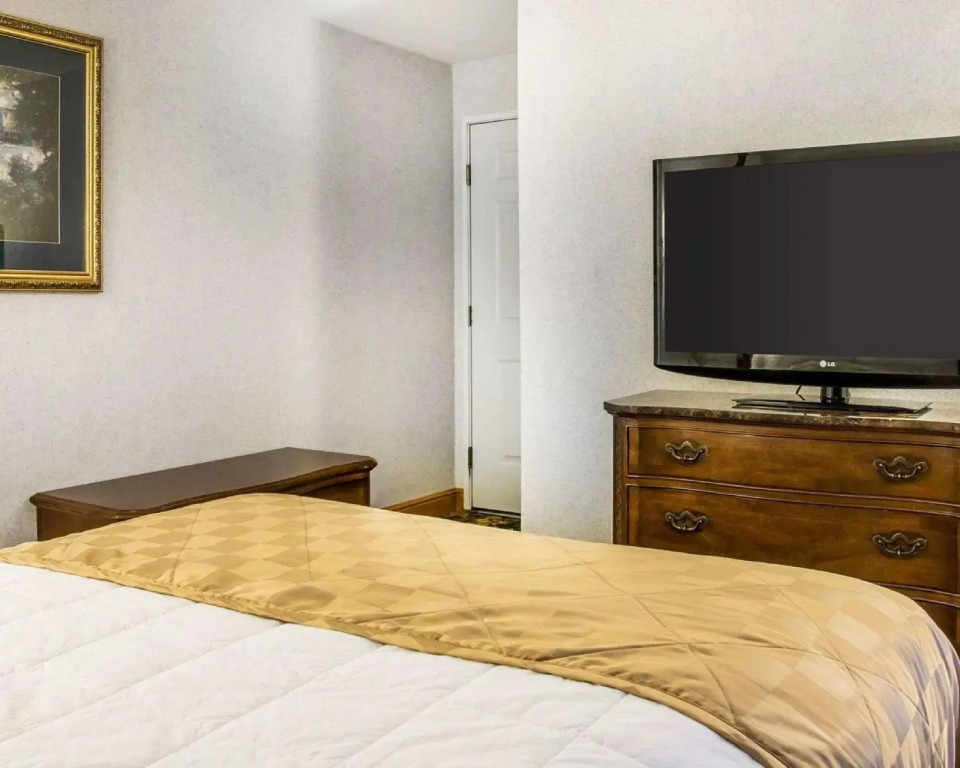Clarion Hotel Mackinaw City Beachfront