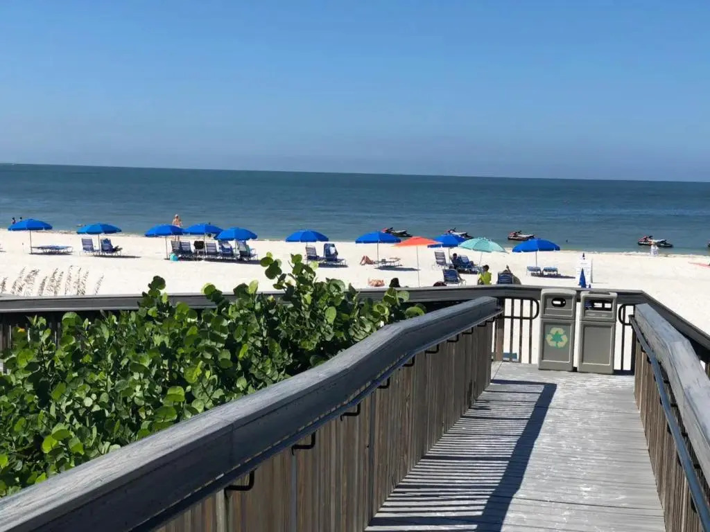 Beach 5 Min. Walk-Luxurious Modern Pool Home