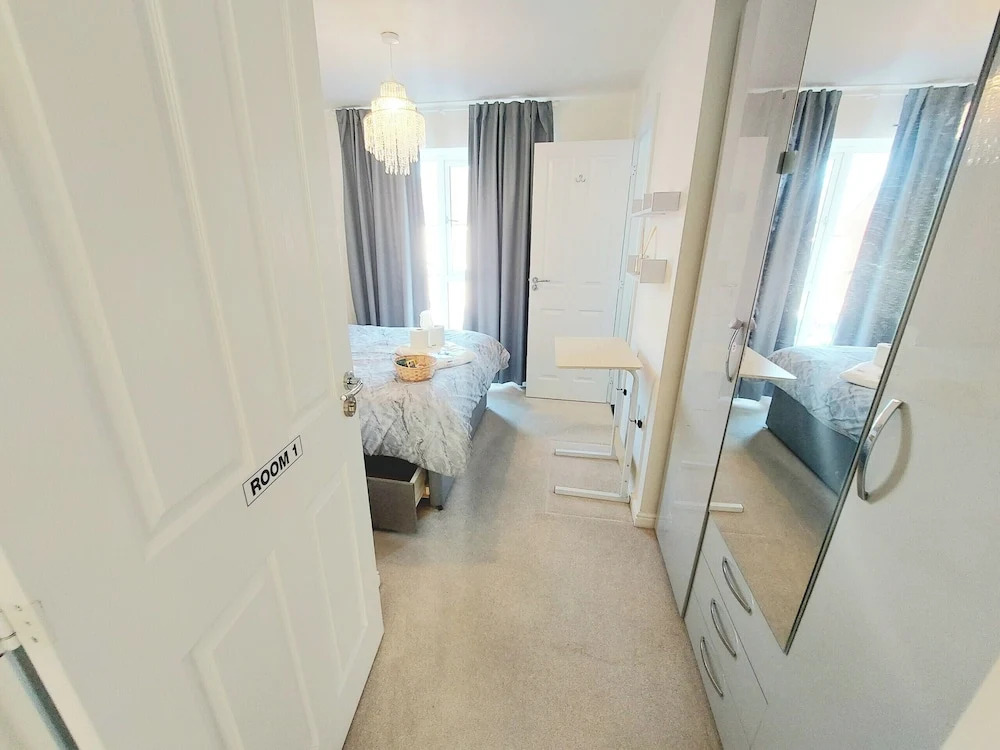 3 Guest Rooms in a 3bed house with kitchen, ENSUITE options also available