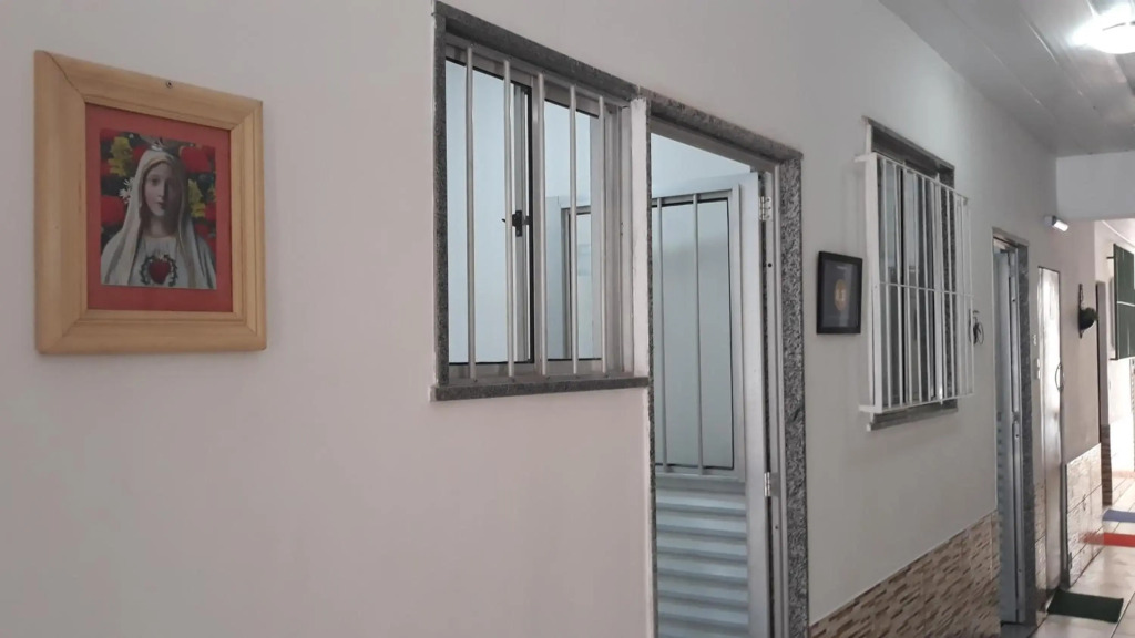 Apto 12 Kitnet pequena NOVA Térreo Ar Cond Microondas Frigobar Tv Banheiro Excelente para 1 pessoa Barato Centro Praia