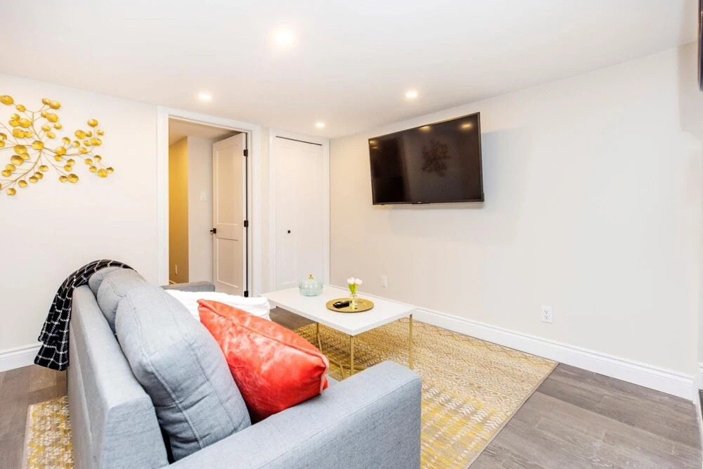 Prime Location - Upscale 1BR Apt With King Bed - Steps From Byward Market