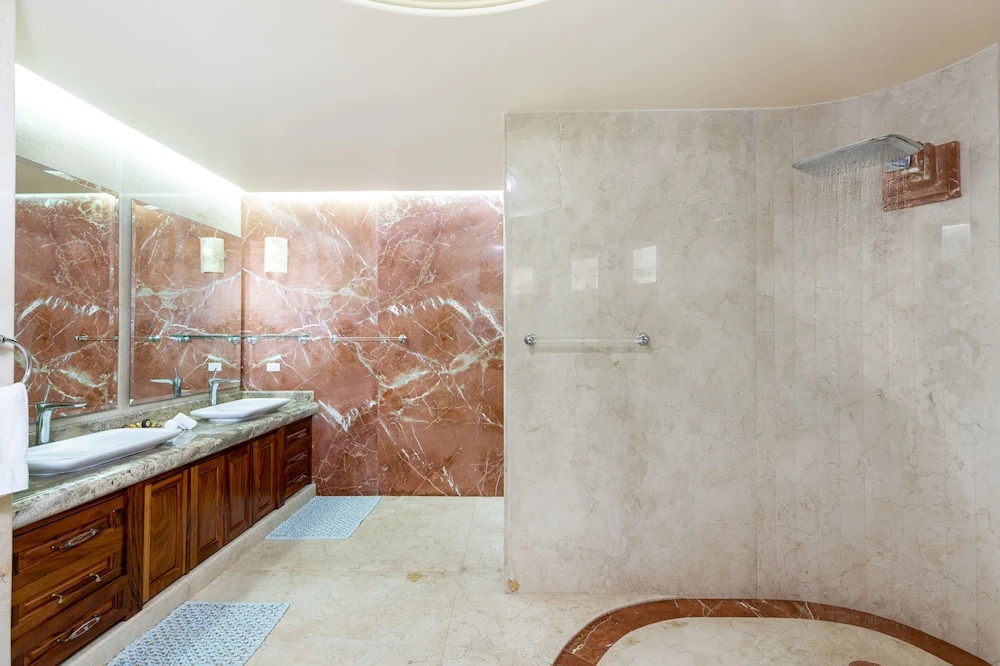 Fully Staffed, Beach frontage Luxury Villa