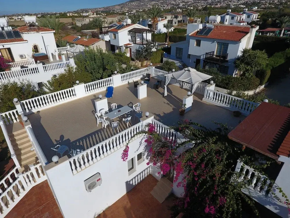 Huge ! Lovely! Private! Villa in The Heart Of Coral Bay! Car Not Essential !