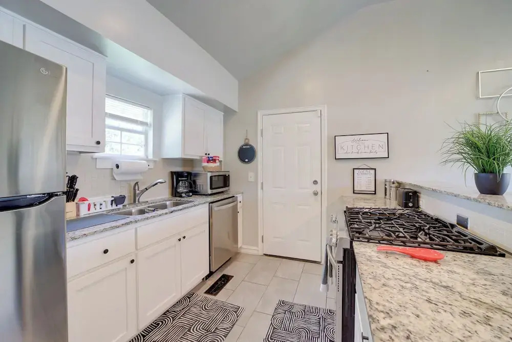 1 Mi to Tulsa Arts District: Home w/ Yard!