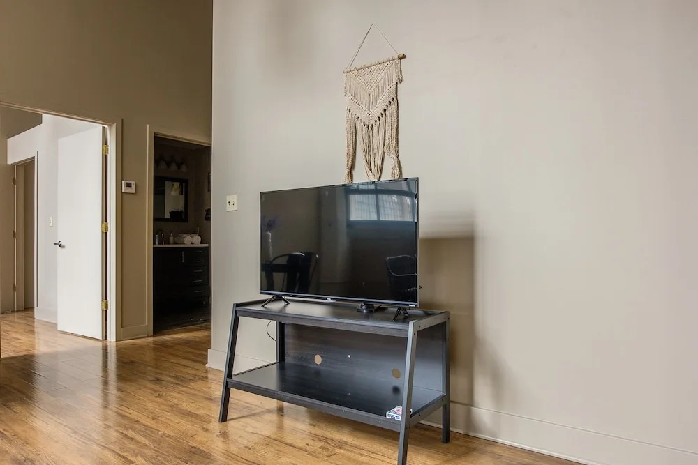 1 & 2 BR Apts w/ Gym, WiFi & Laundry by Frontdesk