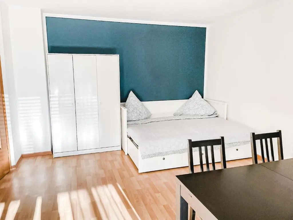 Schöne Wohnung, eigene Terrasse, privater Parkplatz, Wi-Fi, Waschmaschine, 3P