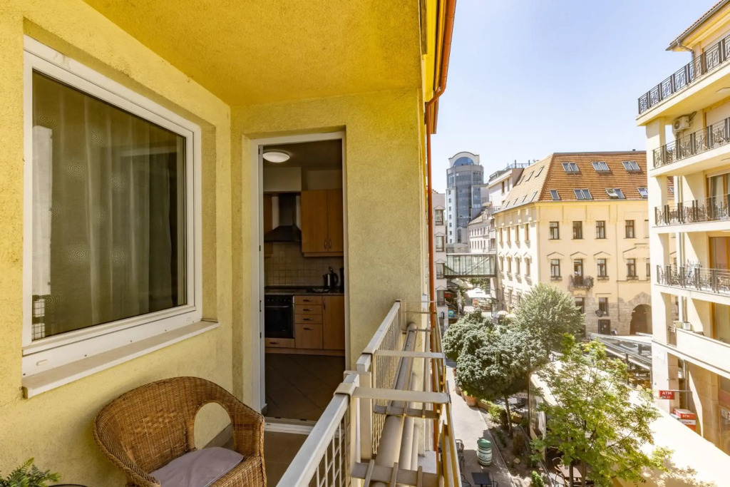 Gozsdu White Raven Residence 305