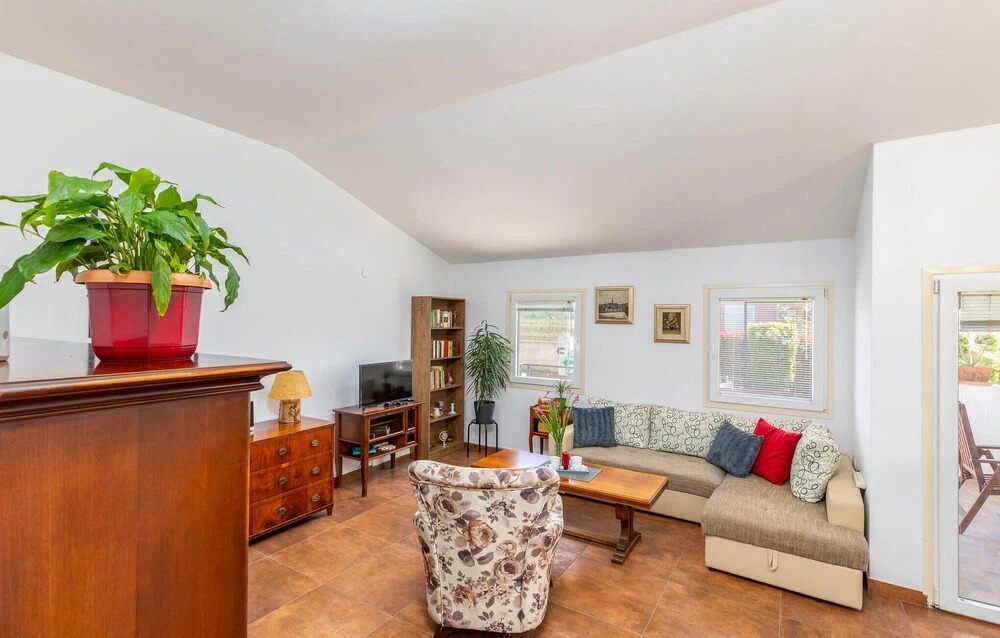 Nice Home in Valbandon with Hot Tub, WiFi & 2 Bedrooms